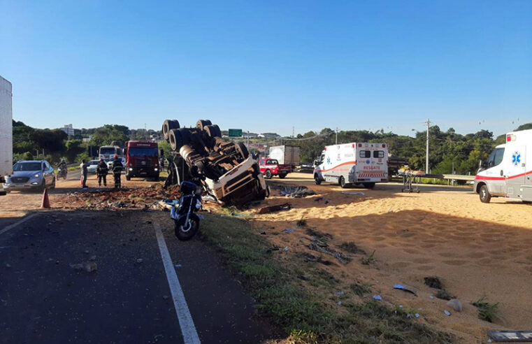 Colisão entre carretas interdita a BR 153 deixa feridos e interdita trecho próximo ao córrego Talhados