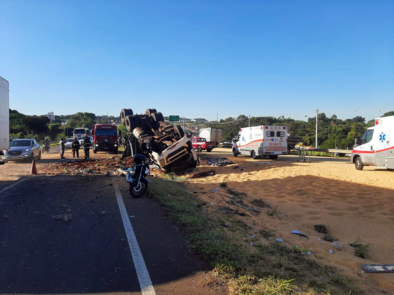 Colisão entre carretas interdita a BR 153 deixa feridos e interdita trecho próximo ao córrego Talhados