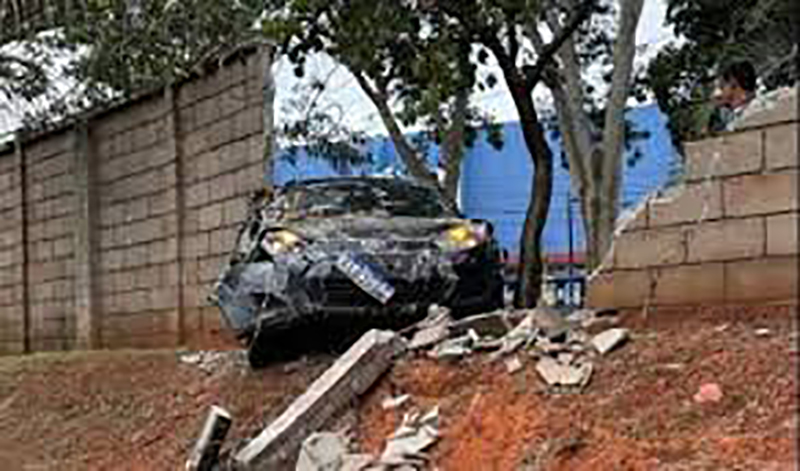 Homem perde controle de carro e atinge muro de condomínio ao tentar ‘salvar’ flores que comprou para o Dia das Mães