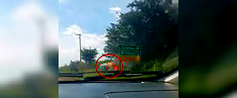 Tentando fugir da Polícia Rodoviária homem capota o carro que pega fogo