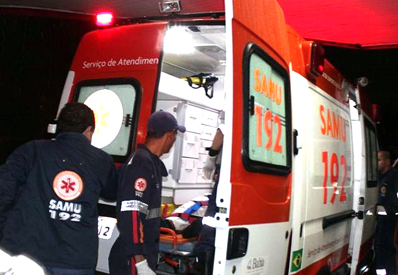 Garçom se envolve em discussão de trânsito e leva tiro no pescoço