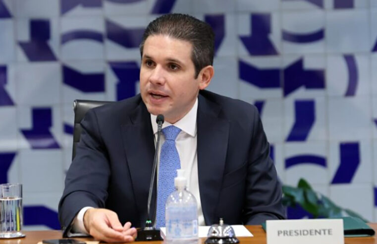 Câmara vai pautar urgência de projetos para combater fraudes no INSS, anuncia Hugo Motta