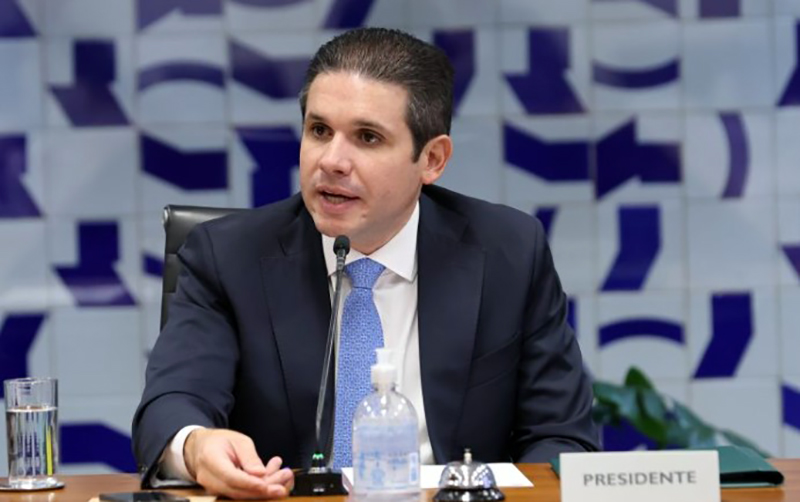 Câmara vai pautar urgência de projetos para combater fraudes no INSS, anuncia Hugo Motta