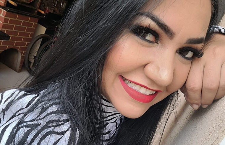 Naiara está apagando as velinhas de aniversário!!!