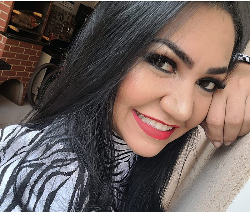 Naiara está apagando as velinhas de aniversário!!!