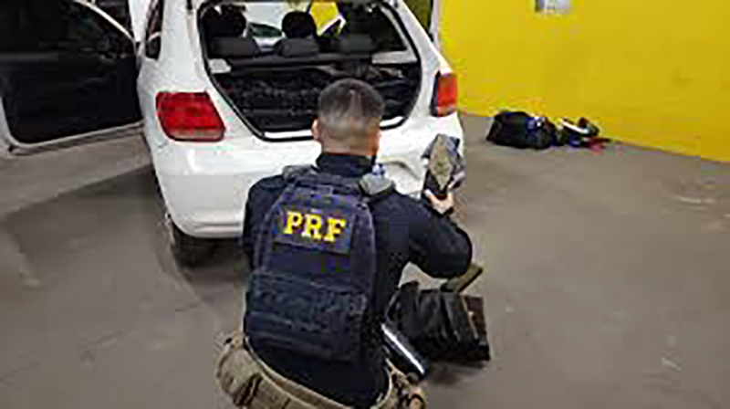Polícia persegue carro e apreende mais de meia tonelada de maconha na BR-153