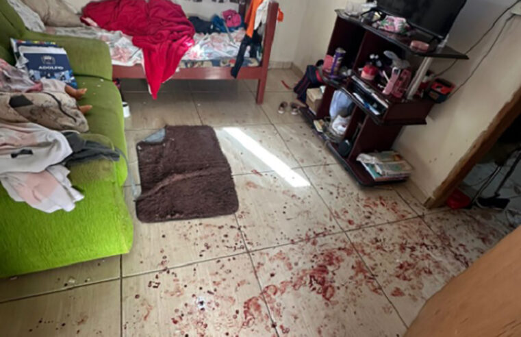 Homem tem as mãos amputadas após ser atacado por trio armado com facão que invadiu a casa dele