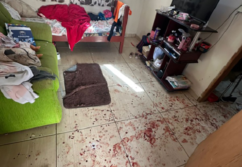 Homem tem as mãos amputadas após ser atacado por trio armado com facão que invadiu a casa dele