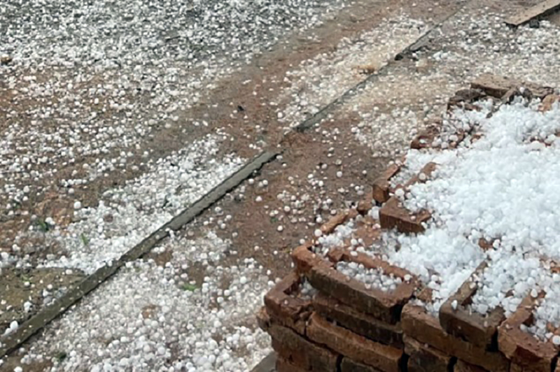 Granizo intenso assusta moradores na região