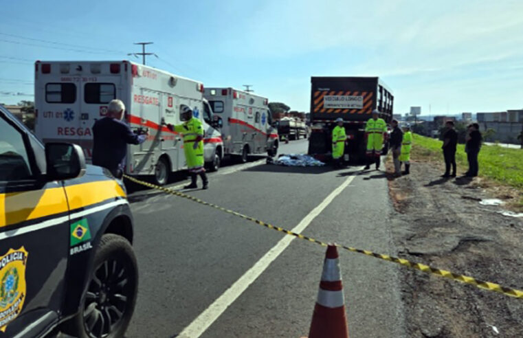 Motociclista e garupa morrem ao bater moto em caminhão na BR 153