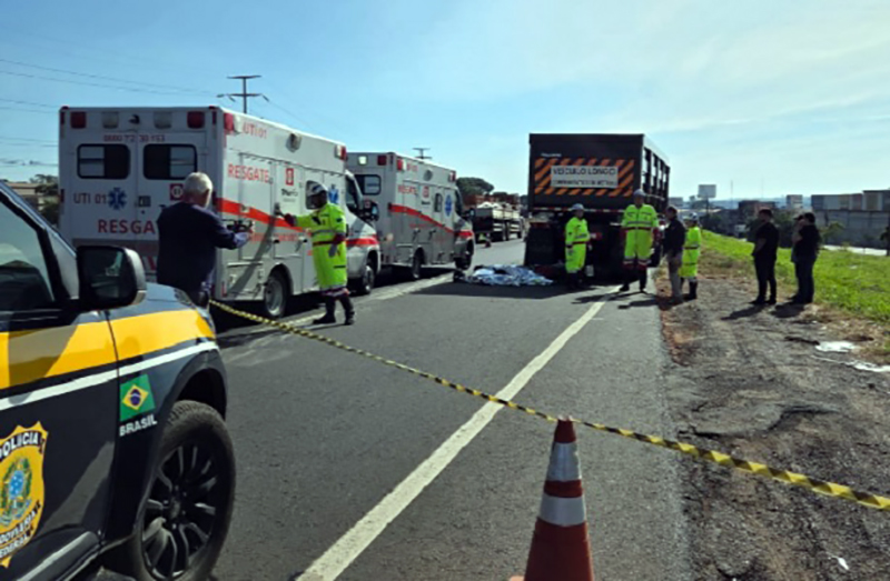 Motociclista e garupa morrem ao bater moto em caminhão na BR 153
