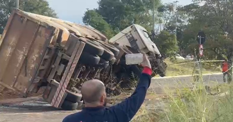 Caminhão carregado de areia tomba na BR-153 perto da Represa