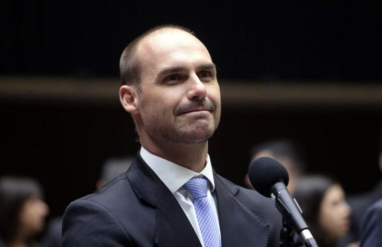 Eduardo Bolsonaro diz que não vai renunciar e afirma que prefere “morrer no exílio” a ser preso no Brasil