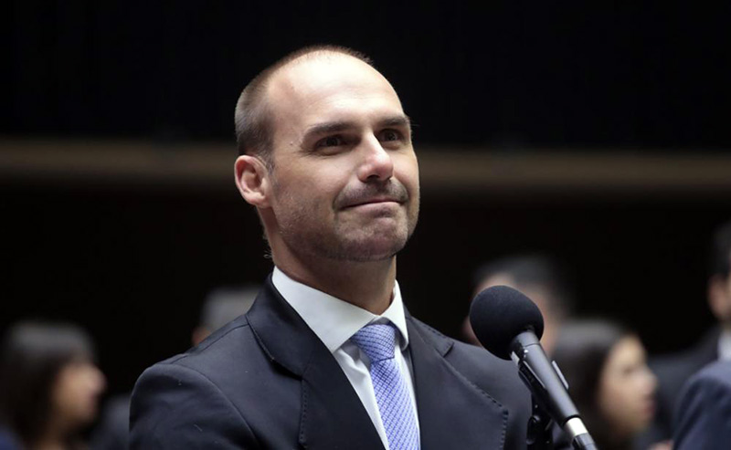 Eduardo Bolsonaro diz que não vai renunciar e afirma que prefere “morrer no exílio” a ser preso no Brasil