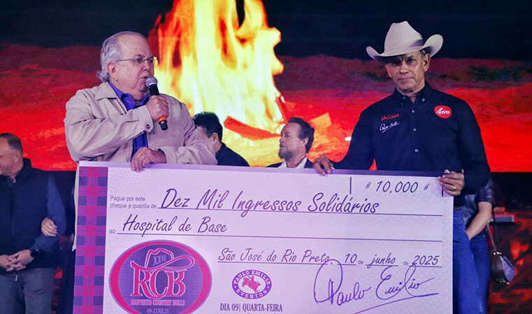 Diretor executivo da Funfarme recebe cheque simbólico referente a 10 mil ingressos de Paulo Emílio, organizador do Rio Preto Country Bulls