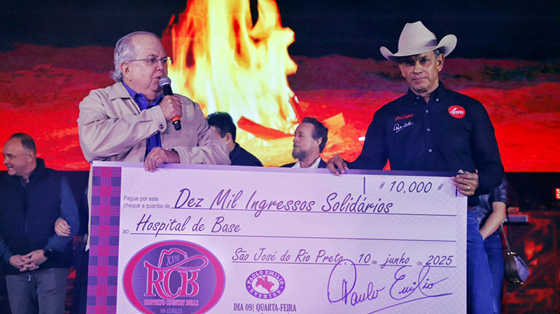 Diretor executivo da Funfarme recebe cheque simbólico referente a 10 mil ingressos de Paulo Emílio, organizador do Rio Preto Country Bulls