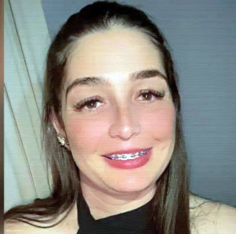 Priscila colhendo mais uma flor no seu jardim da vida