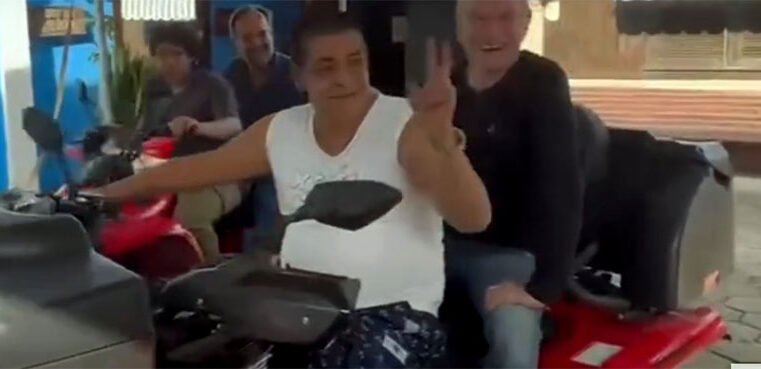Ney Matogrosso passeia de quadriciclo com Zeca Pagodinho em visita a Xerém