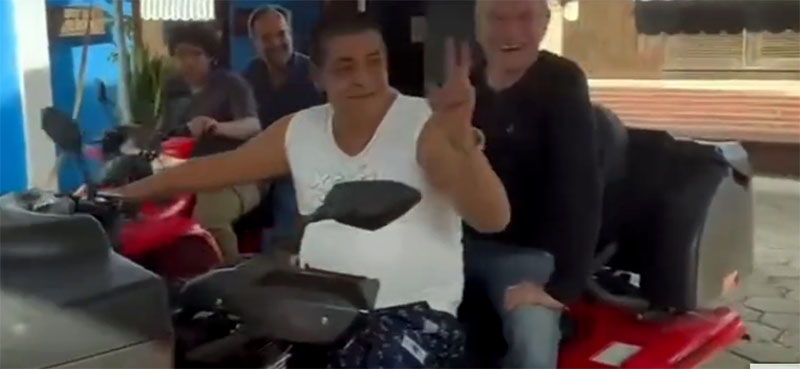 Ney Matogrosso passeia de quadriciclo com Zeca Pagodinho em visita a Xerém