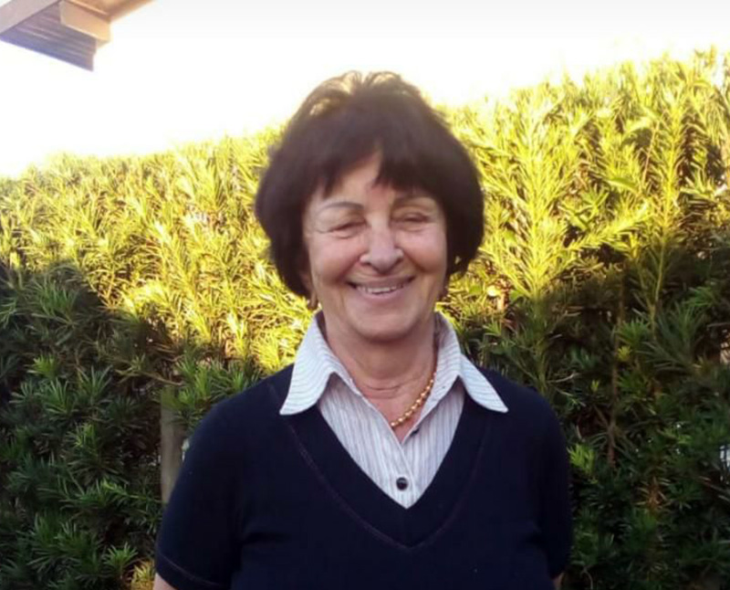 Maria colhendo mais uma rosa no seu jardim da vida!!!