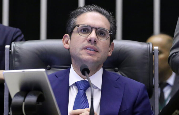 Hugo Motta encerra sessão da Câmara e convoca reunião de emergência após protestos por prisão de Bolsonaro