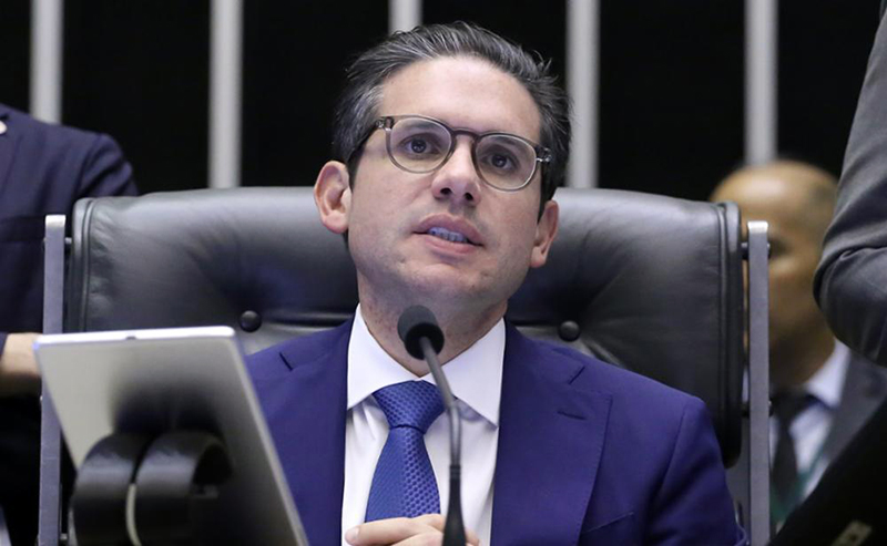 Hugo Motta encerra sessão da Câmara e convoca reunião de emergência após protestos por prisão de Bolsonaro