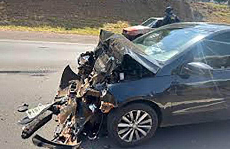 Motorista de aplicativo perde controle na BR-153 e bate carro na traseira caminhão ao se distrair com passageira