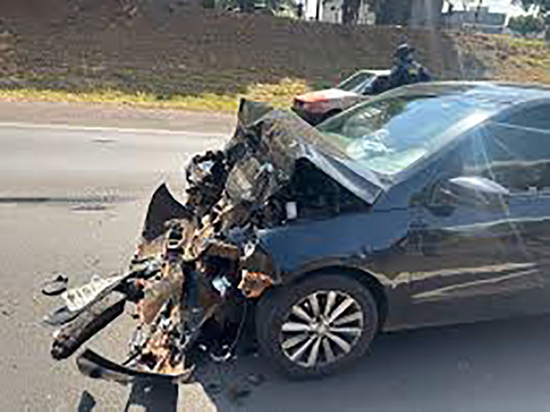 Motorista de aplicativo perde controle na BR-153 e bate carro na traseira caminhão ao se distrair com passageira