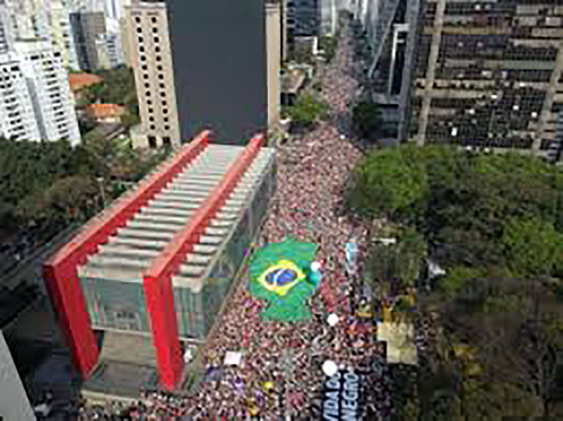 Protesto de esquerda na Paulista contra PEC da Blindagem e anistia