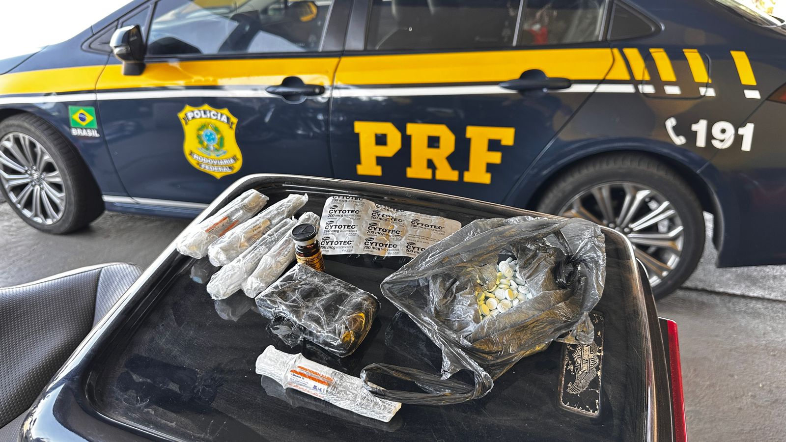 PRF apreende medicamentos irregulares durante fiscalização na BR-153