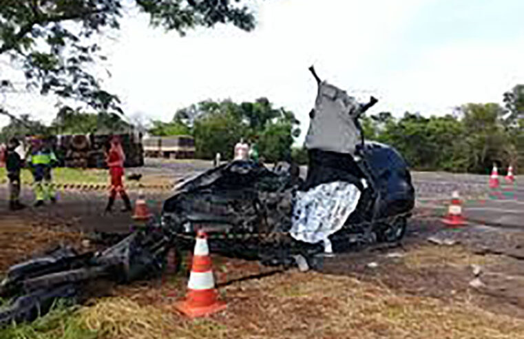 Motorista morre ao bater carro de frente com caminhão na BR 153
