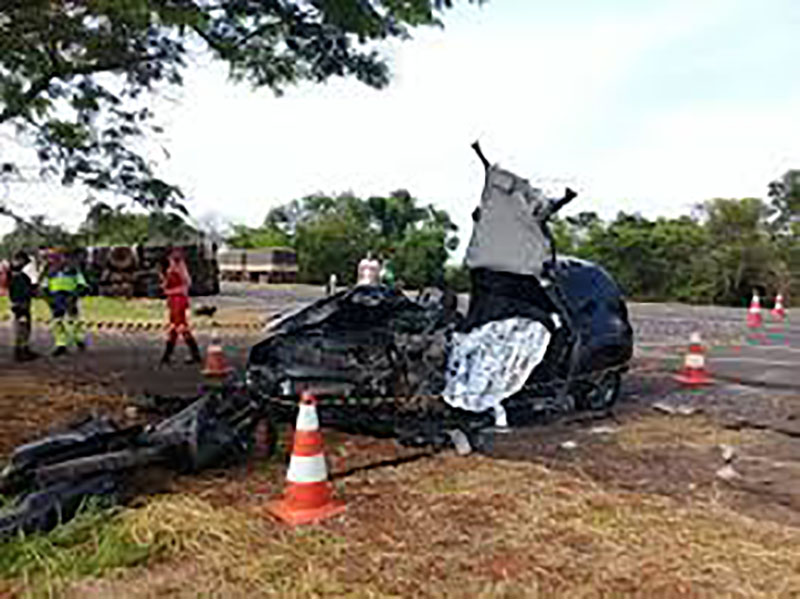 Motorista morre ao bater carro de frente com caminhão na BR 153