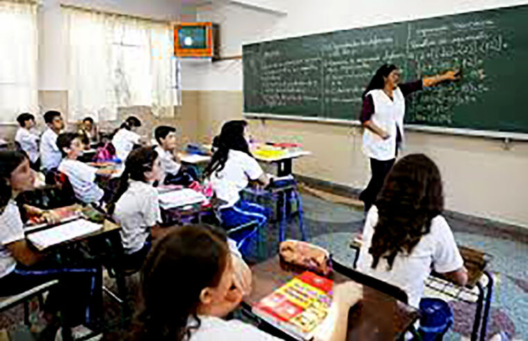 Câmara aprova piso salarial nacional para professores temporários da educação básica