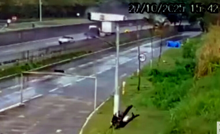 Momento do acidente com ônibus que levava torcedores do Flamengo à Argentina e deixou 44 feridos