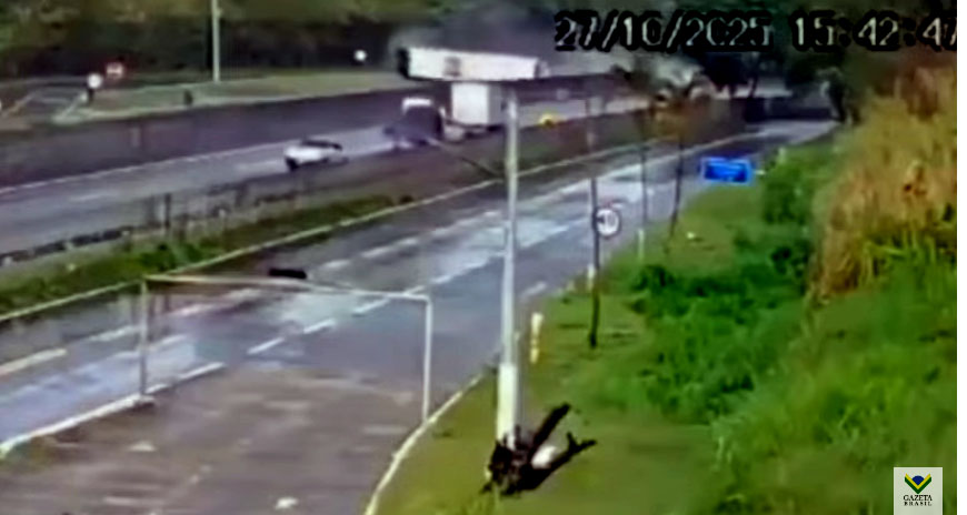 Momento do acidente com ônibus que levava torcedores do Flamengo à Argentina e deixou 44 feridos