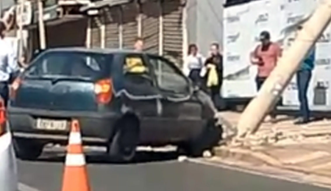 Vendedor perde controle de carro e derruba poste na Andaló