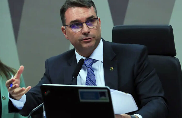 Flávio Bolsonaro reage após Aneel dizer que contas de luz não vão parar de subir: “sem cerveja, sem picanha e sem luz