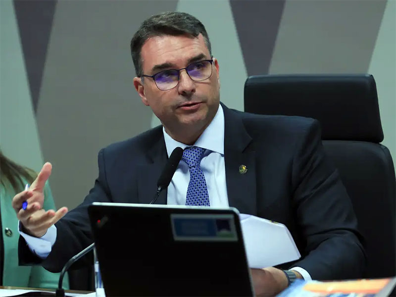 Flávio Bolsonaro reage após Aneel dizer que contas de luz não vão parar de subir: “sem cerveja, sem picanha e sem luz