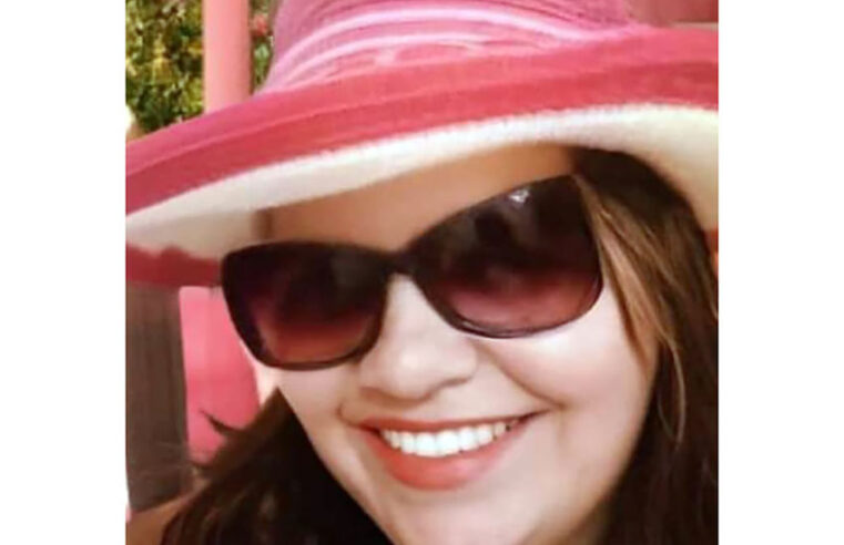 Nilva está colhendo mais uma flor no jardim da sua vida!!!