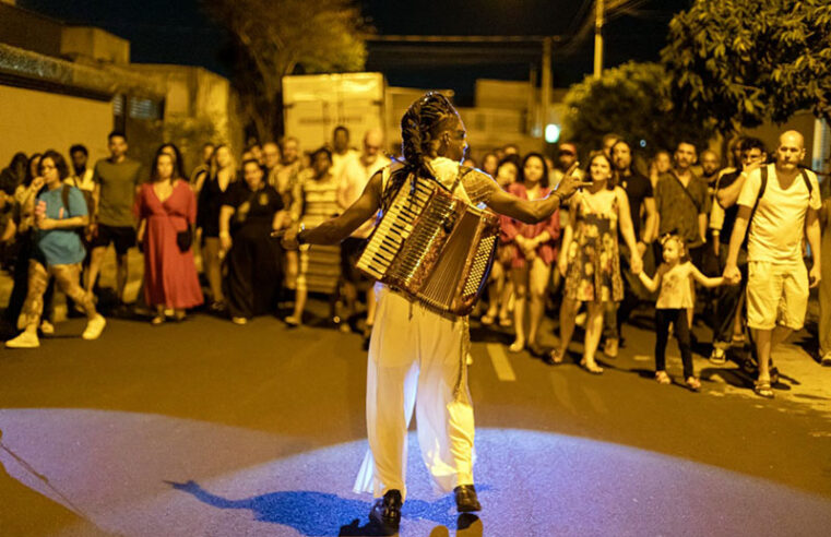Cia Hecatombe apresenta o espetáculo gratuíto ØDISSE.IA em Nova Granada