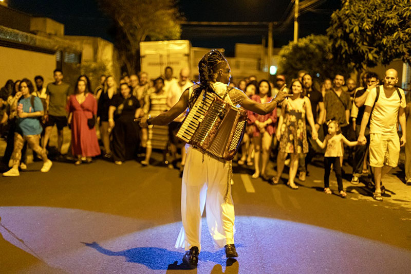 Cia Hecatombe apresenta o espetáculo gratuíto ØDISSE.IA em Nova Granada