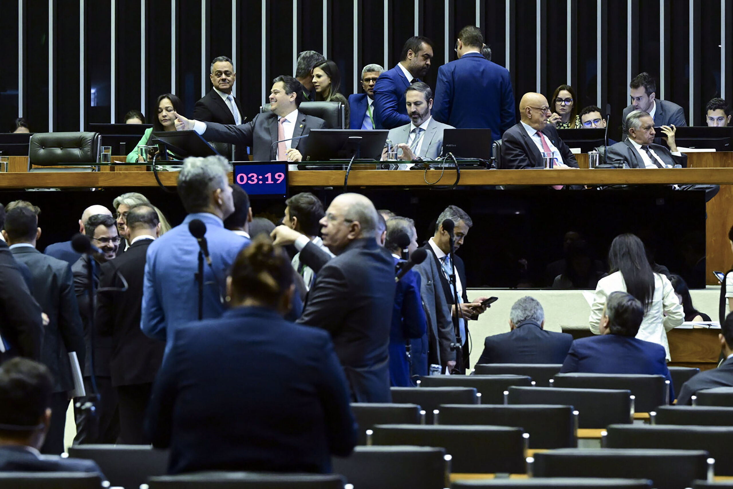 Em derrota ao governo Lula Congresso derruba vetos-chave no Orçamento, licenciamento ambiental e dívidas dos estados
