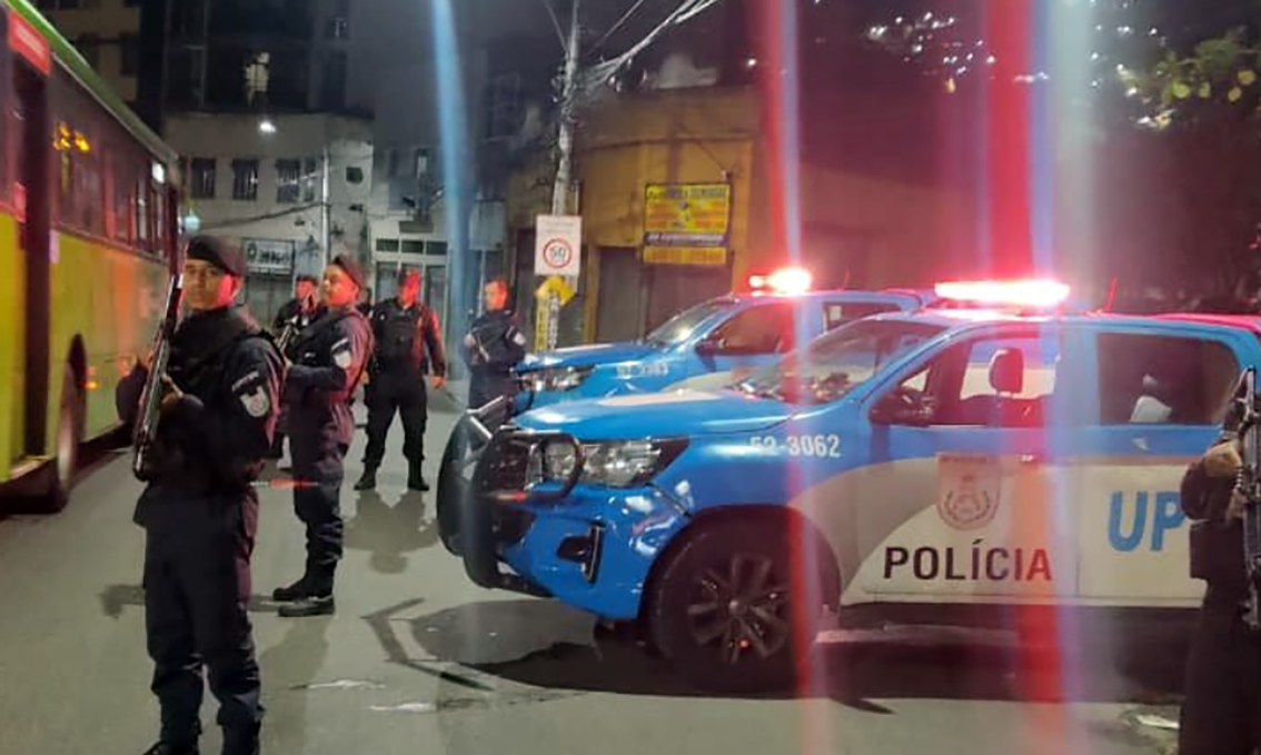 O que pensam os brasileiros sobre o uso da força policial na Operação Contenção, no Alemão e na Penha         Uma pesquisa realizada pelo instituto AtlasIntel revelou que a Operação Contenção, deflagrada na última terça-feira (28/outubro) nos complexos do Alemão e da Penha, no Rio de Janeiro, tem amplo apoio popular, especialmente entre os moradores de favelas.        De acordo com o levantamento, 87,6% dos moradores de comunidades cariocas e 80,9% dos moradores de favelas em todo o país aprovam a ação policial contra o Comando Vermelho. Apenas 12,1% dos entrevistados nas favelas do Rio desaprovaram a operação, enquanto 0,3% disseram não saber opinar.         No cenário nacional, considerando moradores de dentro e fora de comunidades, a aprovação da operação atinge 55% dos brasileiros e 62% dos cariocas, contra 42,3% e 34,2%, respectivamente, que desaprovaram o confronto. Percepção sobre o uso da força         O estudo também avaliou a percepção sobre o nível de violência empregado pelas forças de segurança. Para 62,3% dos cariocas e 52,5% dos brasileiros, a atuação policial teve uso de força adequado. Já 45,8% dos brasileiros e 34,4% dos cariocas consideraram que houve excesso.         Nas favelas do Rio, a aprovação foi ainda mais expressiva: 89,5% dos moradores afirmaram que a violência empregada foi proporcional, enquanto 10,5% avaliaram que houve exagero. Nenhum entrevistado respondeu que não sabia opinar. Apoio a novas operações         O levantamento também mostrou que 62% dos cariocas e 55,9% dos brasileiros defendem novas operações semelhantes à Contenção. Por outro lado, 35,3% dos brasileiros e 32% dos moradores do Rio são contrários a novas ações.         Apesar da aprovação majoritária, o estudo aponta uma divergência de opinião sobre o objetivo da operação. Mais da metade dos cariocas (51,7%) acreditam que o saldo de 121 mortos — incluindo quatro policiais — representa a melhor forma de combater o crime organizado. Entre os brasileiros, apenas 39,3% concordam com essa visão, enquanto 42% avaliam que a ação teve motivações políticas.         Outros 17,6% dos brasileiros e 8,9% dos cariocas disseram enxergar ambos os propósitos, enquanto 2,4% dos moradores do Rio e 1,1% da amostra nacional afirmaram não saber. A operação mais letal da história do país         A Operação Contenção, conduzida por cerca de 2.500 agentes das Polícias Civil e Militar, foi considerada a mais letal da história do Brasil, superando o Massacre do Carandiru (1992).         A ação resultou em 121 mortes e 113 prisões, incluindo a de Thiago do Nascimento Mendes, o “Belão”, apontado como braço direito de “Doca”, líder do Comando Vermelho.         Foram apreendidas 118 armas, das quais 91 eram fuzis, além de grande quantidade de munições. A operação tinha como meta impedir a expansão territorial do CV e cumprir cerca de 100 mandados de prisão, sendo 30 em outros estados.         A pesquisa da AtlasIntel foi feita de forma digital entre 29 e 30/outubro, com 1.089 entrevistados em todo o país. A margem de erro é de três pontos percentuais, para mais ou para menos, e o nível de confiança é de 95%.   (Fonte: Gazeta Brasil)        – No dia 1º/novembro, comemora-se o Dia de Todos os Santos, uma solenidade da Igreja Católica que celebra a memória de todos os santos e mártires, conhecidos ou não.  – A data também marca o Dia Mundial do Veganismo  – Dia Internacional do Sushi, sendo celebrada em todo o mundo.  – 01 ou 1º/novembro é o 305.º dia do ano no calendário gregoriano. Faltam 60 dias para acabar o ano. (Fonte: Google)             Izes vai festar o dia todo!!!           O charme é seu carro chefe, simpatia faz questão de andar de mãos dadas com seu sorriso, assim é a Izes Rocha, a aniversariante desse sábado (01/novembro), que vai festar o dia inteiro com a família, amigos e amigas.         De Nova Granada, mora em São José do Rio Preto, Izes Rocha é filha de tradicional família granadense que fizeram parte da história da ‘Cidade Hospitaleira’, caçula de uma família muito unida. Frequentou a Escola Estadual Francisco Marques Pinto.         Izes Rocha é fanática em arquivar mensagens, frases e pensamentos, separamos algumas: – “Na dúvida do que é certo ou errado, basta pensar no que não gostaria que fizesse coom você…” – “Deus eu passo o dia prgramando esta Lua e vocês gostam a noite inteira olhando para a tela do celular”, – “A vida de casado é boa, só perde para a vida de solteiro”. – “Não olhe para trás, não é pra lá que você vai”. – “Eu gosto de gente simples, de gente que não precisa de muito para cair na risada”.         ¨