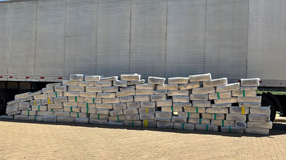 Caminhoneiro é preso com quase duas toneladas de maconha na BR-153