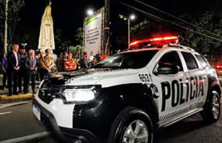 Motorista bate em poste, abandona o carro e foge na avenida Potirendaba