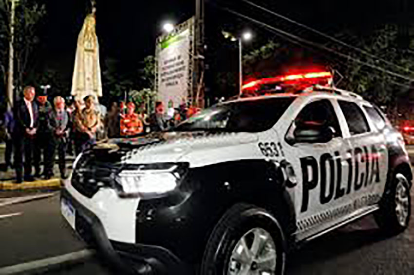 Motorista bate em poste, abandona o carro e foge na avenida Potirendaba