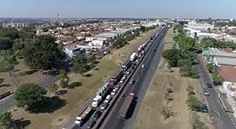 Colisão entre 2 carros termina em mata fechada e deixa feridos na BR-153