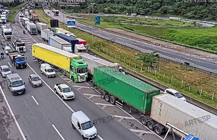 Acidente com 5 carretas bloqueia Rodoanel e causa 21 km de congestionamento