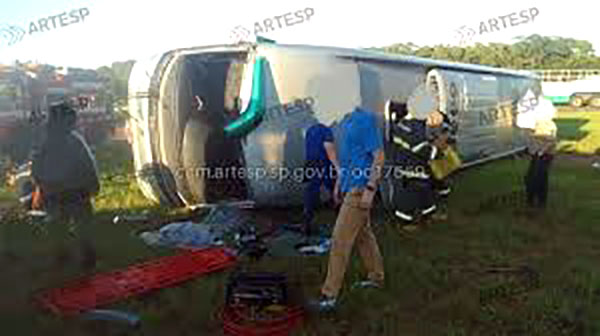Ônibus que seguia para Olímpia tomba na Rodovia Faria Lima e deixa 3 mortos