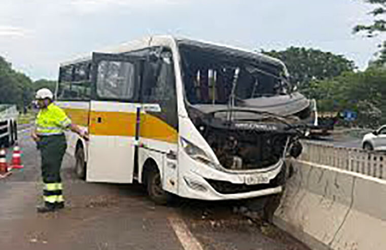 Acidente com ônibus escolar deixa feridos em rodovia em Rio Preto